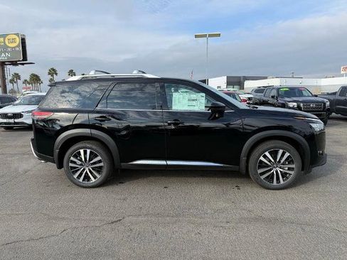 New 2025 Nissan Pathfinder Platinum AWD/4WD image 7