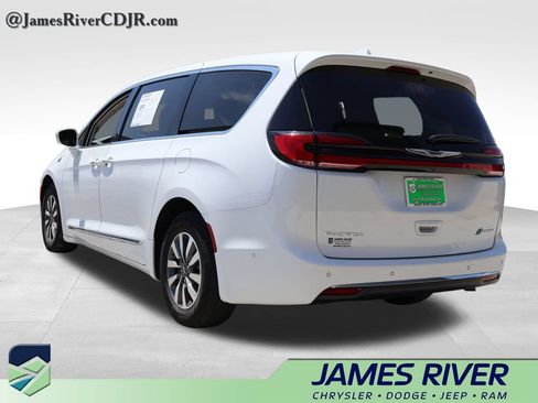 Used 2022 Chrysler Pacifica Limited FWD image 3