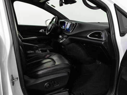 Used 2021 Chrysler Pacifica Touring-L w/ Uconnect Theater Family Group image 43