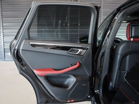 Certified 2025 Porsche Macan image 24