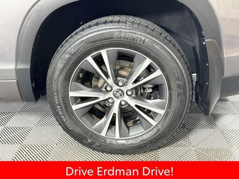 Certified 2018 Toyota Highlander Plus AWD/4WD image 4