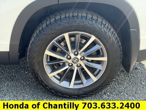 Used 2019 Toyota Highlander XLE AWD/4WD image 25