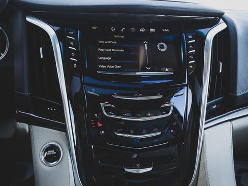 Used 2019 Cadillac Escalade Premium Luxury image 4
