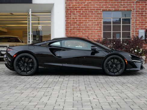 Used 2023 McLaren Artura RWD image 3
