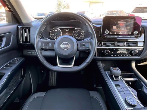 Used 2025 Nissan Pathfinder SV image 5