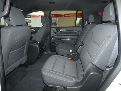 Used 2025 Chevrolet Traverse LT image 24