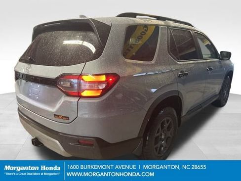 Used 2025 Honda Pilot TrailSport image 9