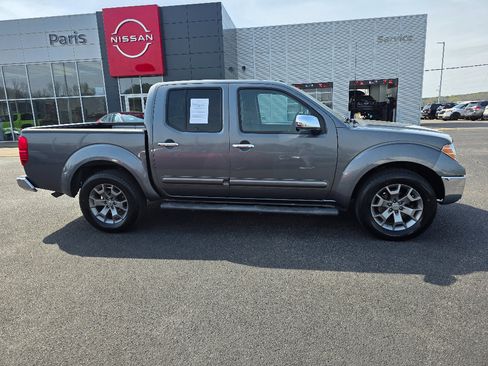 Used 2019 Nissan Frontier SL image 2