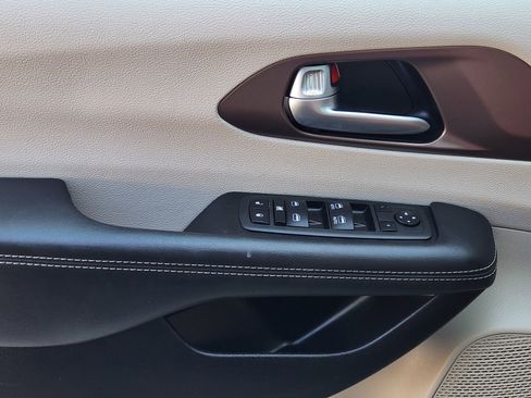 Used 2023 Chrysler Voyager LX image 25