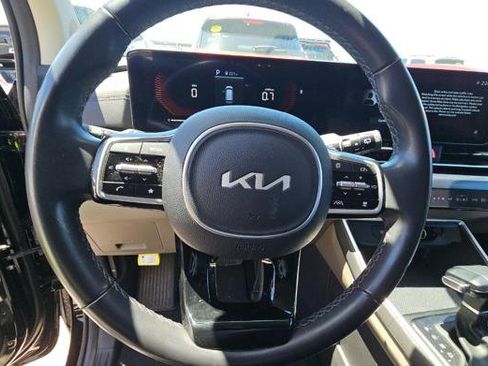 Used 2025 Kia Carnival FWD image 9