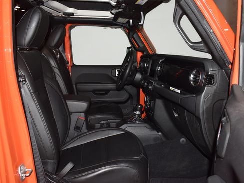 Used 2023 Jeep Wrangler Unlimited Sahara AWD/4WD image 13