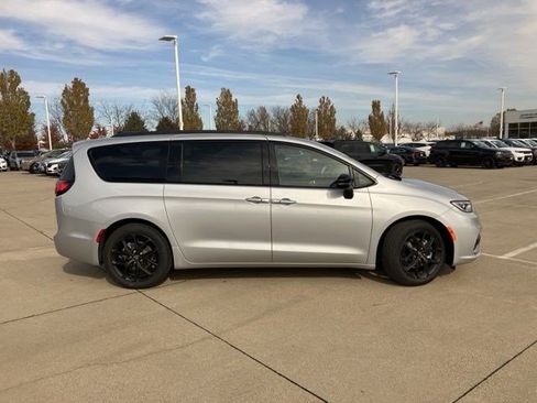 New 2026 Chrysler Pacifica Limited w/ S Appearance Package FWD image 5