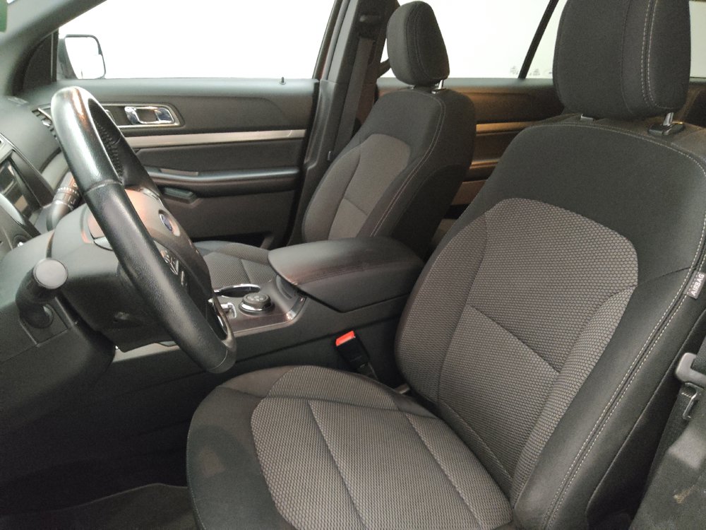 Used 2018 Ford Explorer XLT w/ Equipment Group 201A AWD/4WD image 17