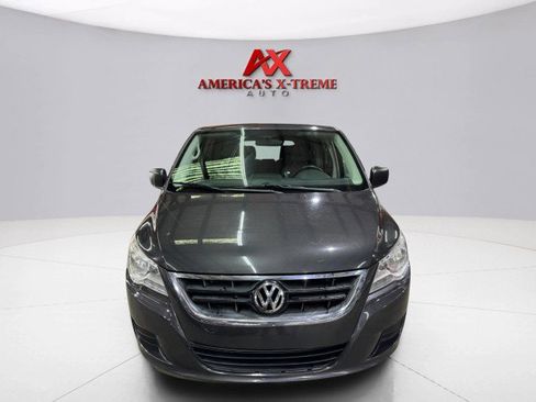 Used 2012 Volkswagen Routan S image 2
