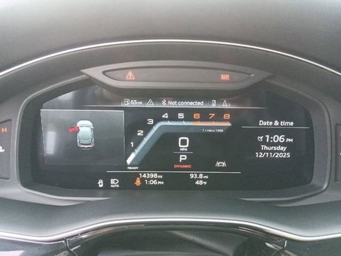 Used 2023 Audi Q8 Premium image 23