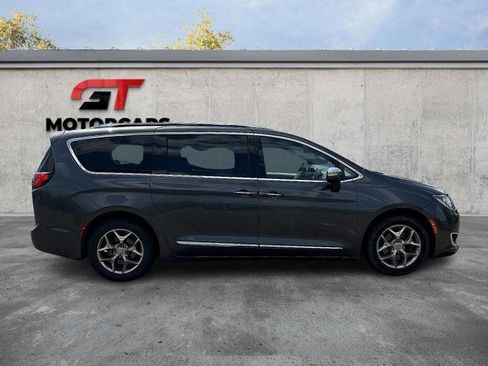 Used 2017 Chrysler Pacifica Limited image 6