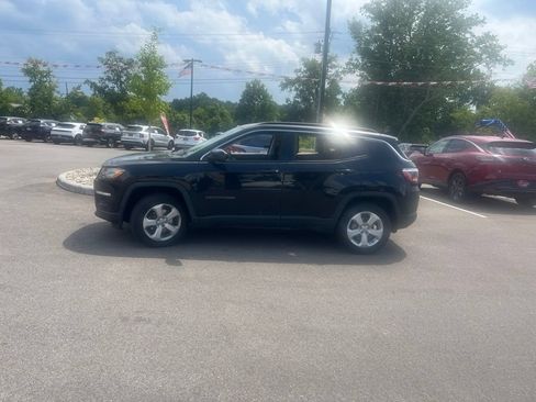 Used 2018 Jeep Compass Latitude w/ Cold Weather Group AWD/4WD image 2
