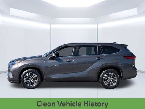 Used 2022 Toyota Highlander XLE FWD image 2