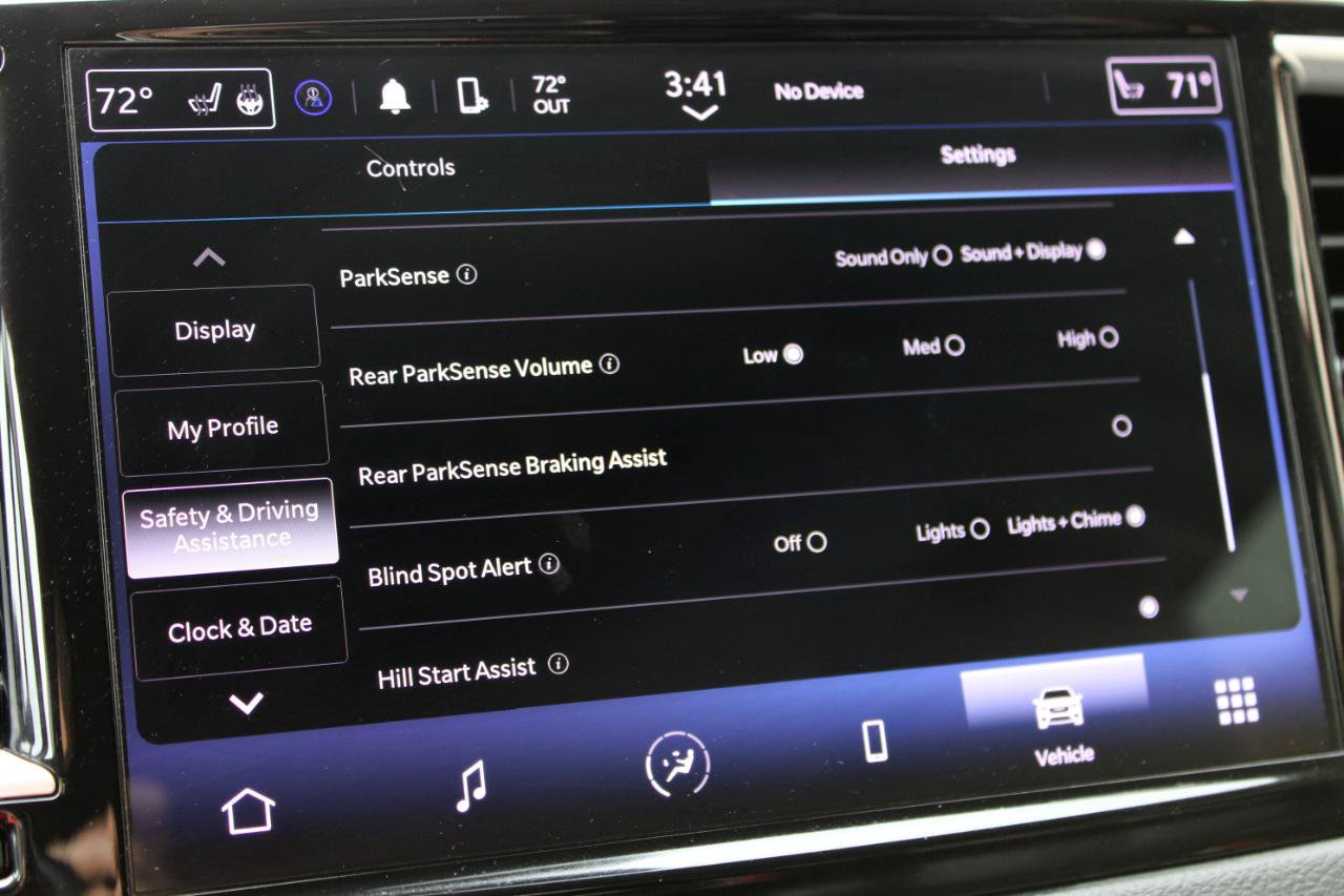 Used 2023 Chrysler Pacifica Touring-L FWD image 35