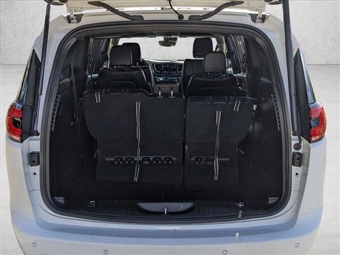 Used 2025 Chrysler Pacifica Select image 6
