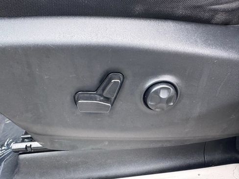 Used 2023 Chrysler Voyager LX FWD image 12