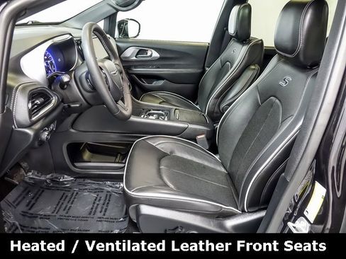 Used 2025 Chrysler Pacifica Limited image 12