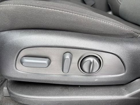 Used 2023 Chevrolet Traverse LT image 25