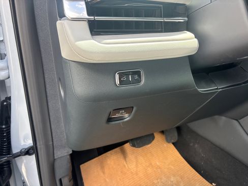 New 2026 Lincoln Navigator Premiere AWD/4WD image 13