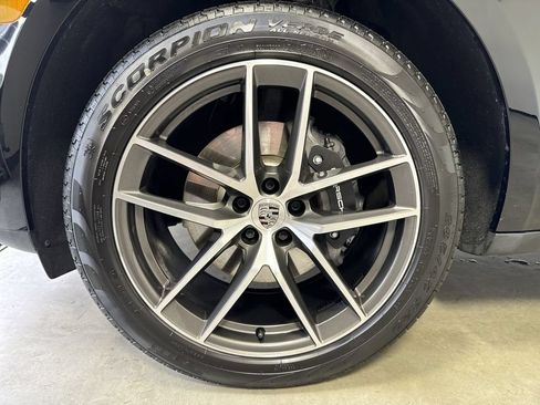 Certified 2025 Porsche Macan AWD/4WD image 13