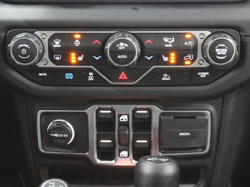 Used 2025 Jeep Wrangler Unlimited Sahara AWD/4WD image 24