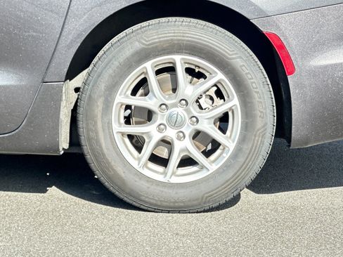 Used 2023 Chrysler Pacifica Touring-L image 32