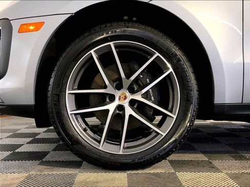 Certified 2025 Porsche Macan image 11