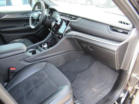 Used 2025 Jeep Grand Cherokee L Laredo RWD image 12
