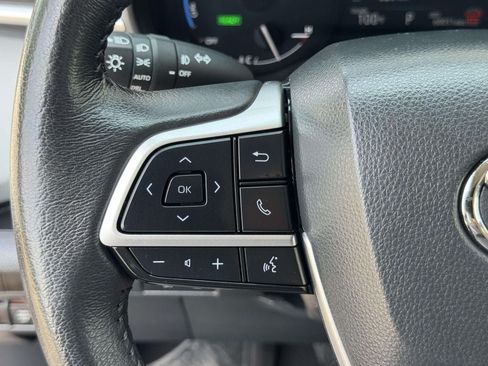 Used 2025 Toyota Sienna XLE FWD image 11