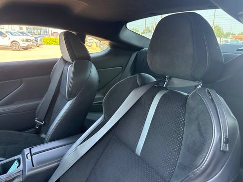 Used 2023 Toyota GR86 Premium w/ ALL Weather Mat Package (TMS) RWD image 9