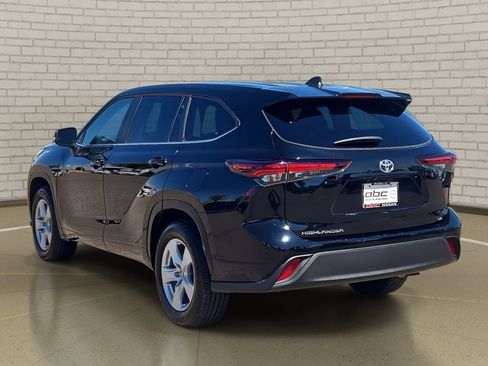 Used 2025 Toyota Highlander LE image 7