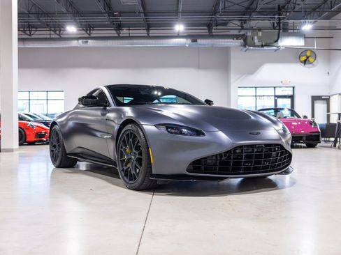 Used 2022 Aston Martin V8 Vantage Coupe RWD image 3