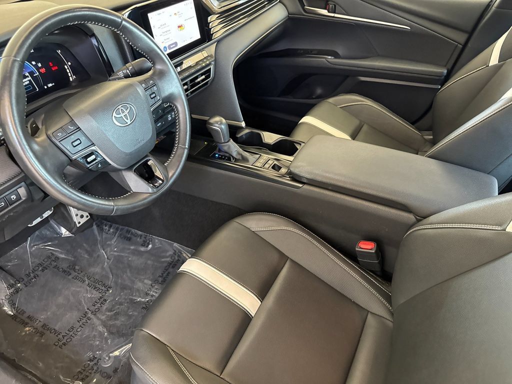 Used 2025 Toyota Camry SE FWD image 9