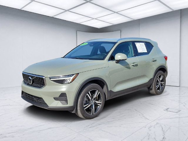 Used 2025 Volvo XC40 B5 Core AWD/4WD image 2