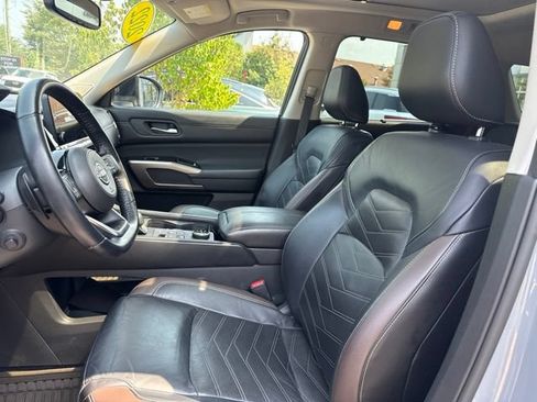 Used 2022 Nissan Pathfinder Platinum w/ Cargo Package AWD/4WD image 10