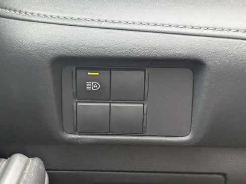 Used 2020 Toyota Highlander L FWD image 12