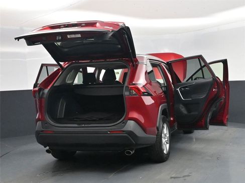 Used 2020 Toyota RAV4 XLE w/ Convenience Package image 29