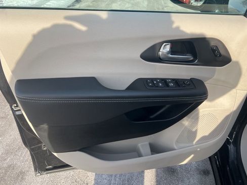 Used 2024 Chrysler Pacifica Touring-L image 7