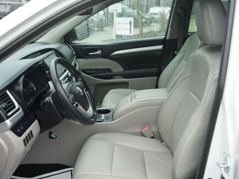 Used 2017 Toyota Highlander XLE AWD/4WD image 10