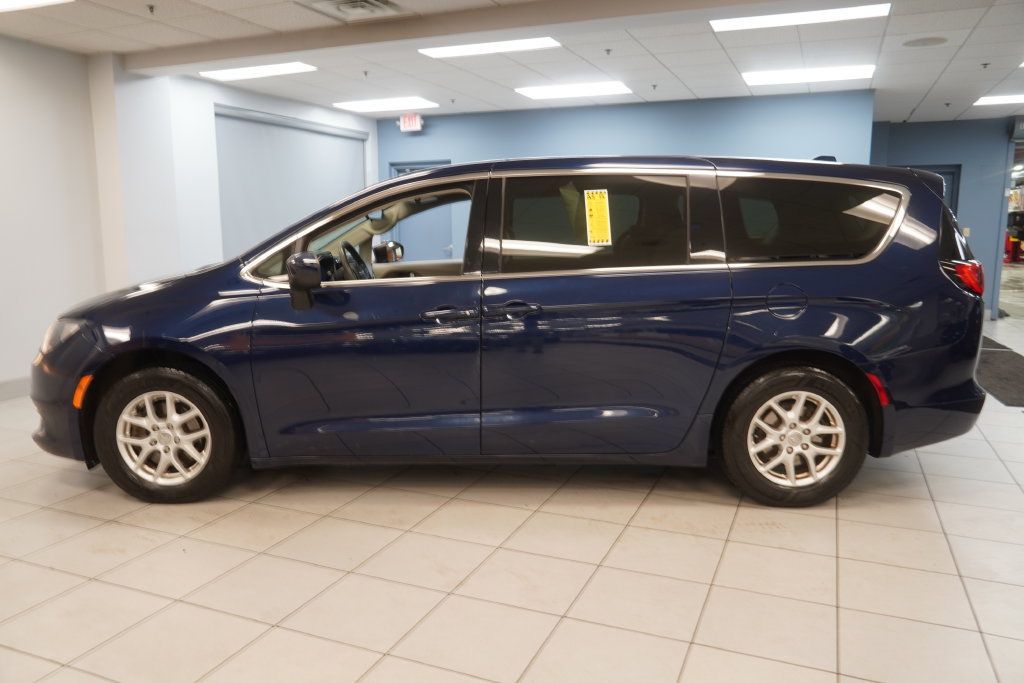 Used 2017 Chrysler Pacifica Touring FWD image 2