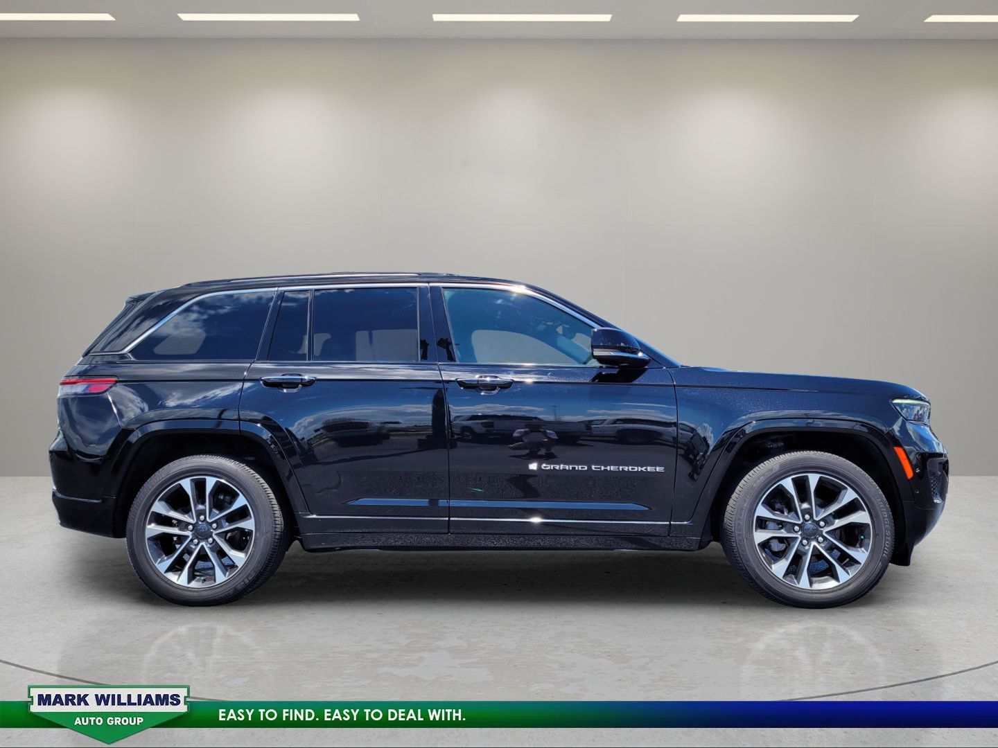 Used 2022 Jeep Grand Cherokee Overland w/ Luxury Tech Group IV AWD/4WD image 4