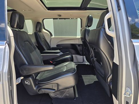 Used 2018 Chrysler Pacifica Limited FWD image 45