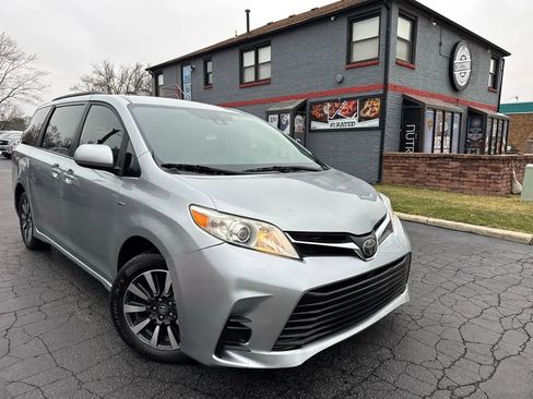 Used 2019 Toyota Sienna LE image 2