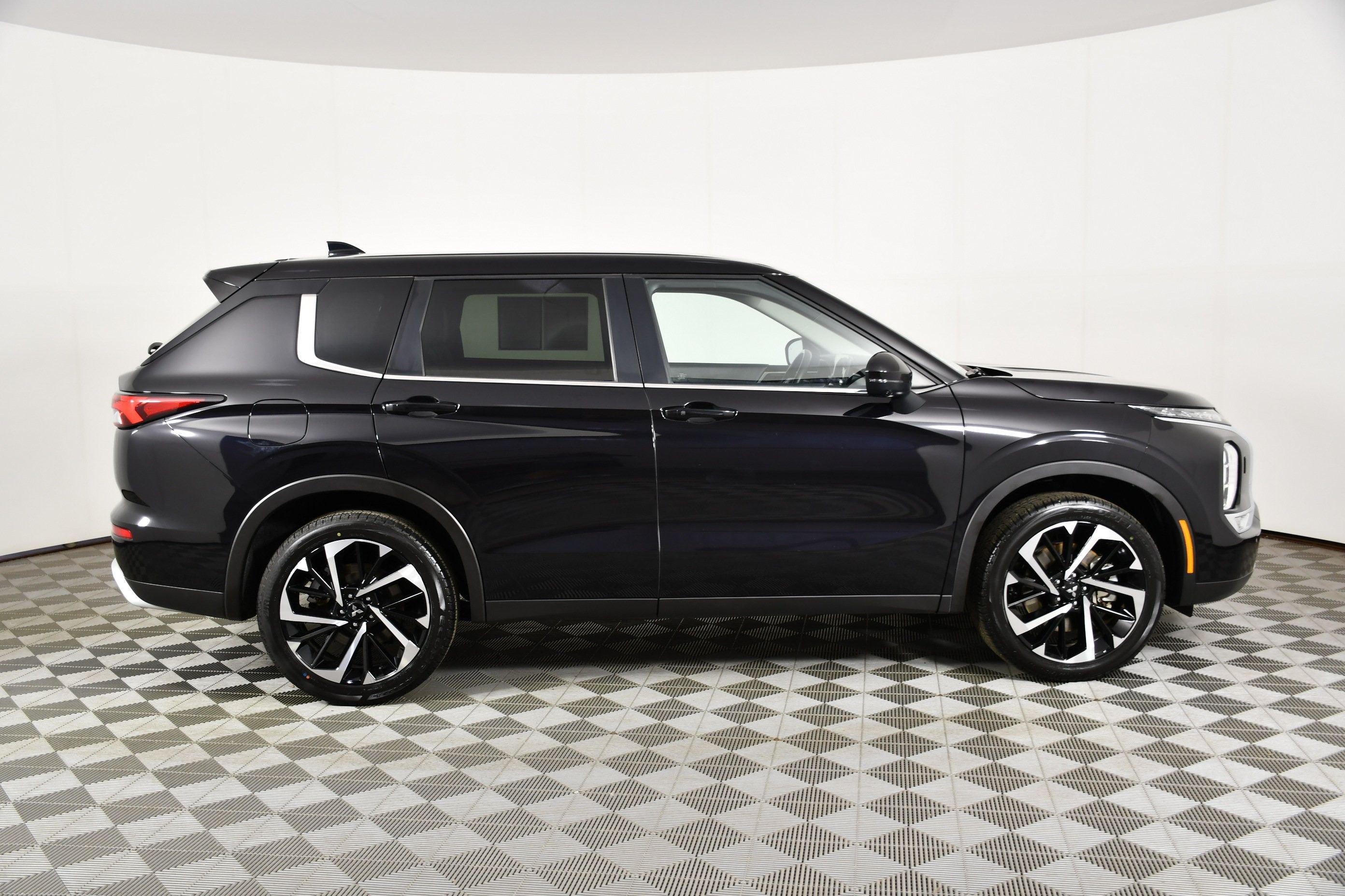 Used 2024 Mitsubishi Outlander SE AWD/4WD image 5