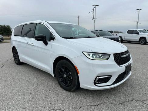 Used 2024 Chrysler Pacifica Touring-L image 8